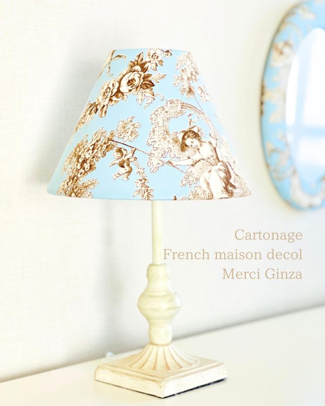 生徒さんの作品。フランスの伝統的な生地トワル・ド・ジュイを使ったランプシェード。